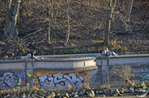 Chilling an der Isar im Herbst